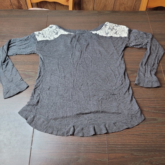 Rewind gray hi-low blouse with Lace shoulders - Picture 5 of 8